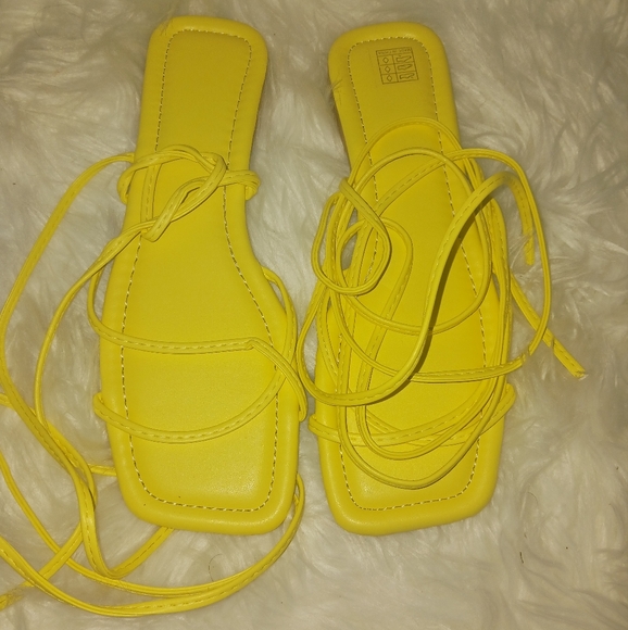 Women light yellow open toe lace up flat sandals - Picture 3 of 10